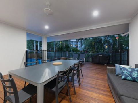 CANOPY HOUSE At PALM COVE - Southport Accommodation 5