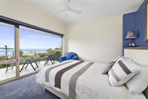 SEA SPECTACULAR Seconds From The Beach! - Southport Accommodation 3