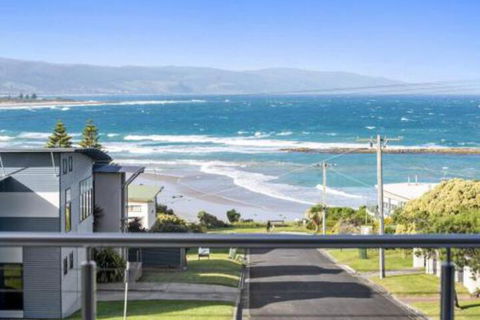 SEA SPECTACULAR Seconds From The Beach! - Southport Accommodation 0