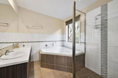 SEA SPECTACULAR Seconds From The Beach! - Southport Accommodation 6