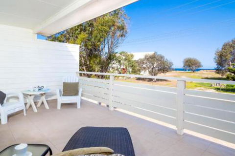 Seaview Getaway - Southport Accommodation 2