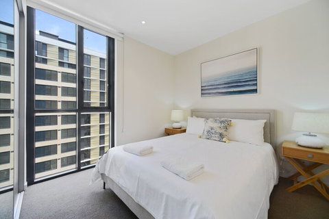 HomeHotel Luxurious High Rise Apt - Accommodation Southport 3