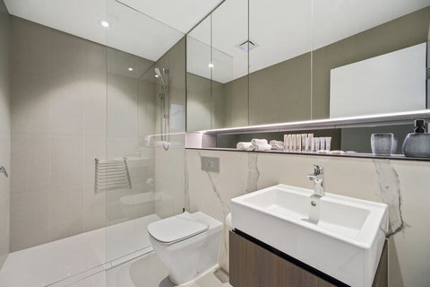 HomeHotel Luxurious High Rise Apt - Accommodation Southport 1