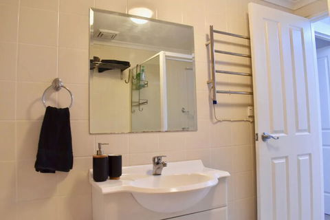 Quiet 1 Bedroom Flat In Concord - Southport Accommodation 5