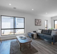 Comfy And Warm Home In Point Cook - Accommodation Southport