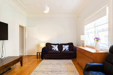 Garden Style Apartment In Prime Location - Southport Accommodation 5