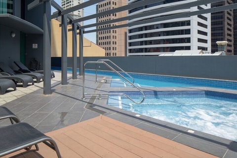Amazing CBD 2BD Apartment W / Parking & Pool! - Accommodation Southport 3