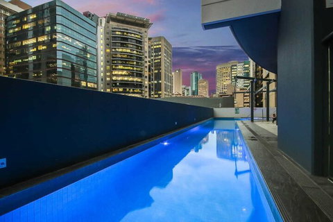 Amazing CBD 2BD Apartment W / Parking & Pool! - Accommodation Southport 4