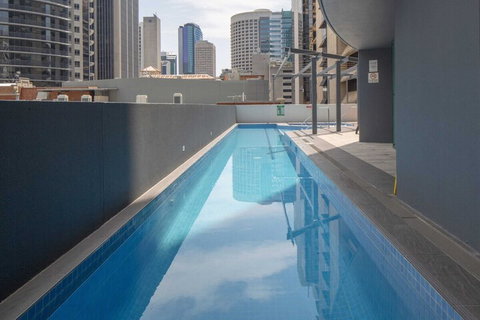 Amazing CBD 2BD Apartment W / Parking & Pool! - Accommodation Southport 5