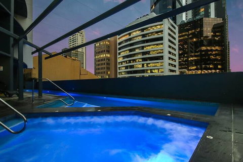 Amazing CBD 2BD Apartment W / Parking & Pool! - Accommodation Southport 6