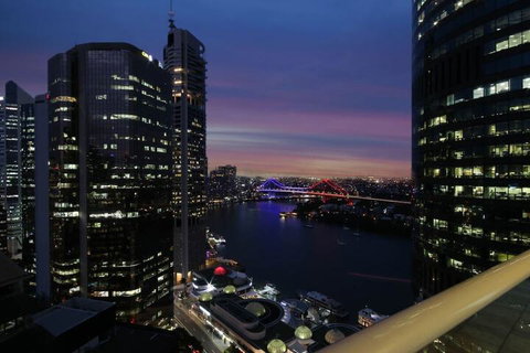 Amazing CBD 2BD Apartment W / Parking & Pool! - Accommodation Southport 2