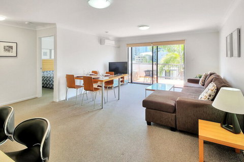 Airtrip Apartment On Russell St - Accommodation Southport 5