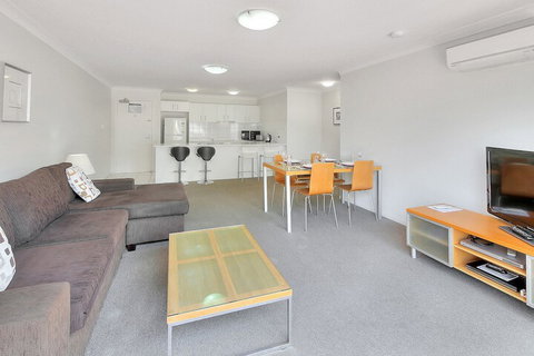 Airtrip Apartment On Russell St - Accommodation Southport 3