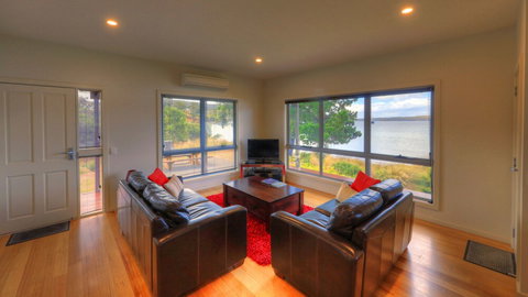 Tides Reach - Essentially Tas Dover - Southport Accommodation 5