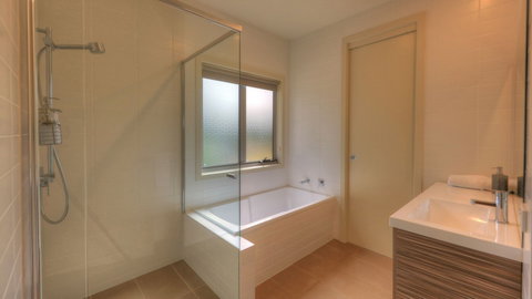 Tides Reach - Essentially Tas Dover - Southport Accommodation 6