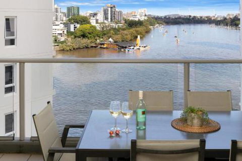 Amazing River View 3 Bedroom Apartment Brisbane CBD Netflix Fast Wifi Carpark - Southport Accommodation 3