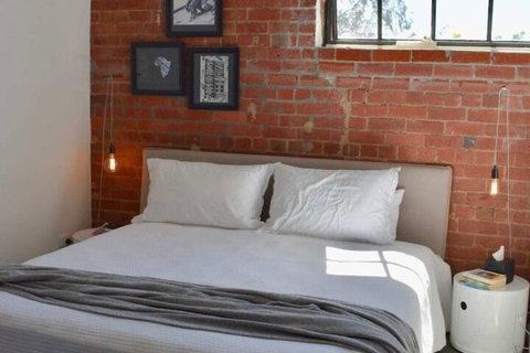 Stylish Warehouse Conversion In Heart Of Fitzroy - Accommodation Southport 4