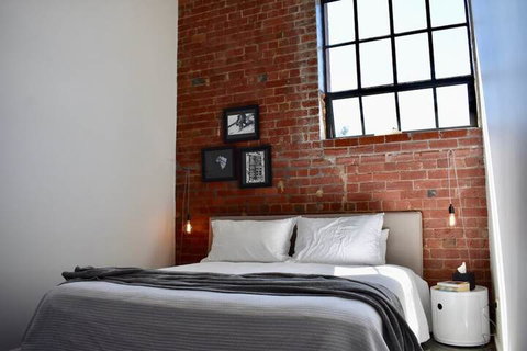 Stylish Warehouse Conversion In Heart Of Fitzroy - Accommodation Southport 2