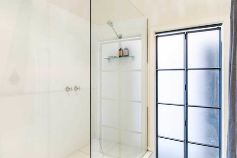 Stylish Warehouse Conversion In Heart Of Fitzroy - Accommodation Southport 5