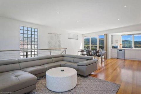 SEA NOOK Seconds From The Beach - Southport Accommodation 1