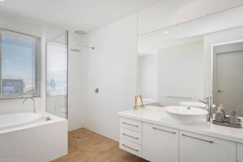 SEA NOOK Seconds From The Beach - Southport Accommodation 5