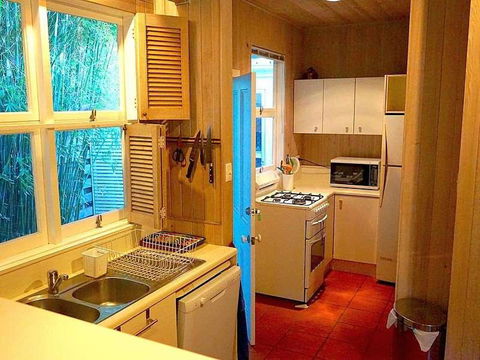 Wisteria Cottage On The Lagoon / Beach - Southport Accommodation 5