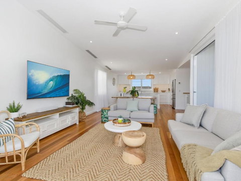 KINGY BEACH HOUSE At 162 - Accommodation Southport 3