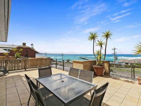 APARTMENT 12 PACIFIC APARTMENTS Across From The Pier - Accommodation Southport 0