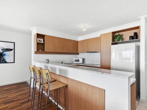 APARTMENT 12 PACIFIC APARTMENTS Across From The Pier - Accommodation Southport 5