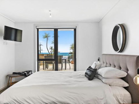 APARTMENT 12 PACIFIC APARTMENTS Across From The Pier - Accommodation Southport 1