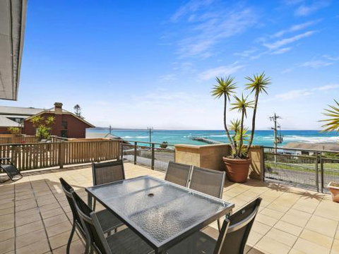 APARTMENT 12 PACIFIC APARTMENTS Across From The Pier - Accommodation Southport 6