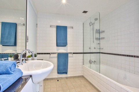 Apartment CBD Jones Bay - Accommodation Southport 4