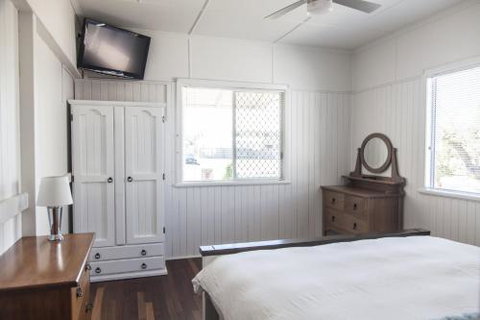 Urangan Harbour Cottage - Southport Accommodation 1