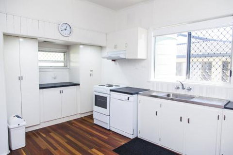 Urangan Harbour Cottage - Southport Accommodation 6