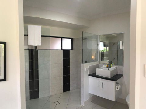 Cooya Beach Ultimate Tropical Getaway - Southport Accommodation 2