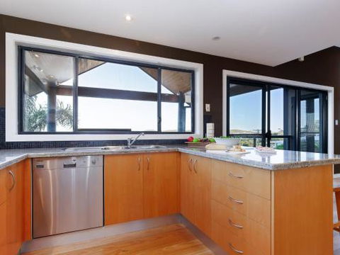 Venabu On Garuwa 20 Garuwa Street Spectacular House With Fabulous Views - Southport Accommodation 5