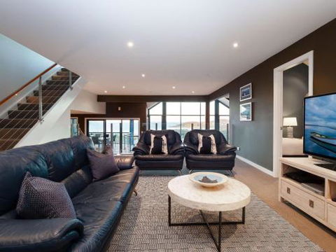 Venabu On Garuwa 20 Garuwa Street Spectacular House With Fabulous Views - Southport Accommodation 3