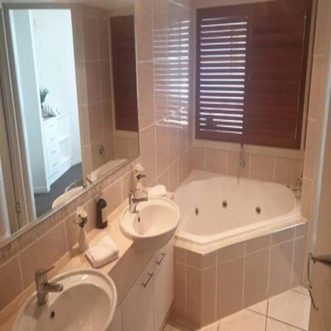 1 Bedroom Apt Ocean View Urangan - Southport Accommodation 6