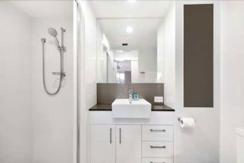 The Hill Apartments - Southport Accommodation 7