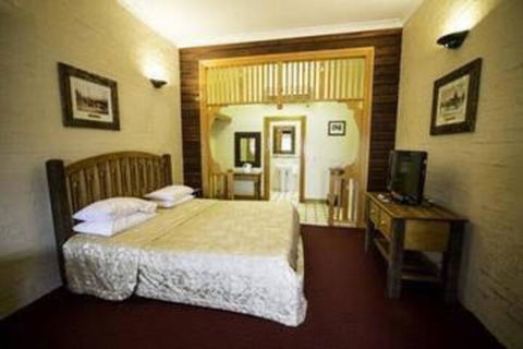 The Middle Pub - Southport Accommodation 3