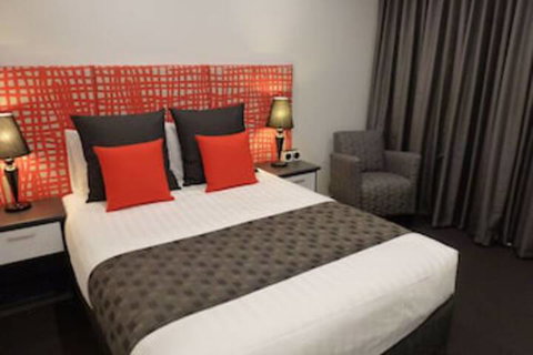 Golden Chain Tower Motor Inn - Accommodation Southport 0