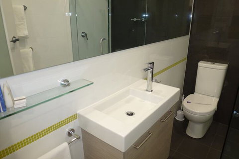 Golden Chain Tower Motor Inn - Accommodation Southport 2