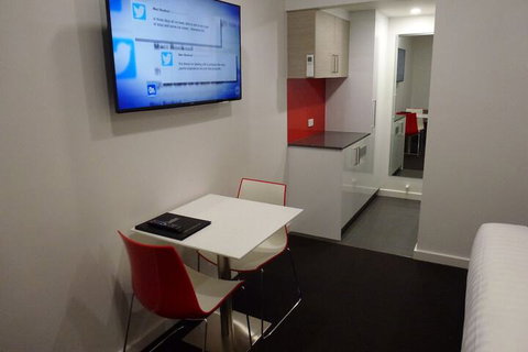 Golden Chain Tower Motor Inn - Accommodation Southport 4