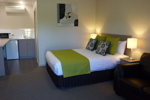 Golden Chain Tower Motor Inn - Accommodation Southport 1