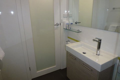 Golden Chain Tower Motor Inn - Accommodation Southport 7