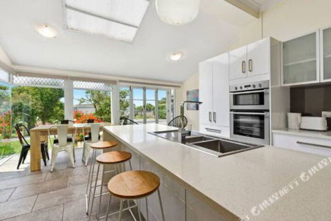 Rose Garden Spacious Family Home Near CBD - Southport Accommodation 4