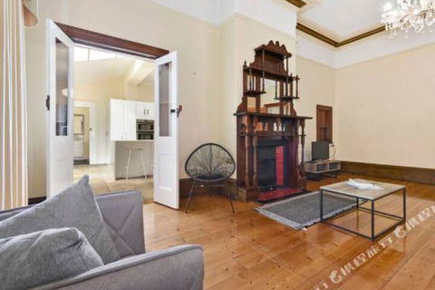 Rose Garden Spacious Family Home Near CBD - Southport Accommodation 3