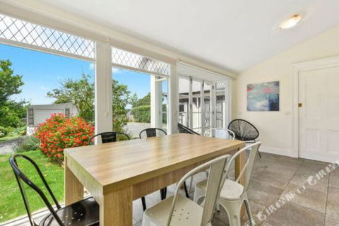 Rose Garden Spacious Family Home Near CBD - Southport Accommodation 6
