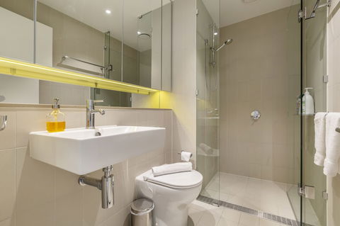 STAY&CO Serviced Apartments Docklands Collins - Southport Accommodation 6