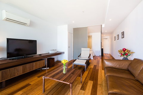 RIVER, 1BDR Melbourne Apartment - Accommodation Southport 0